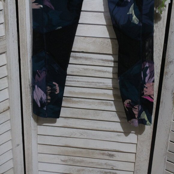 Victoria's Secret PINK | Ultimate High Waist Bonded Mesh Tropical Leggings - Picture 8 of 11